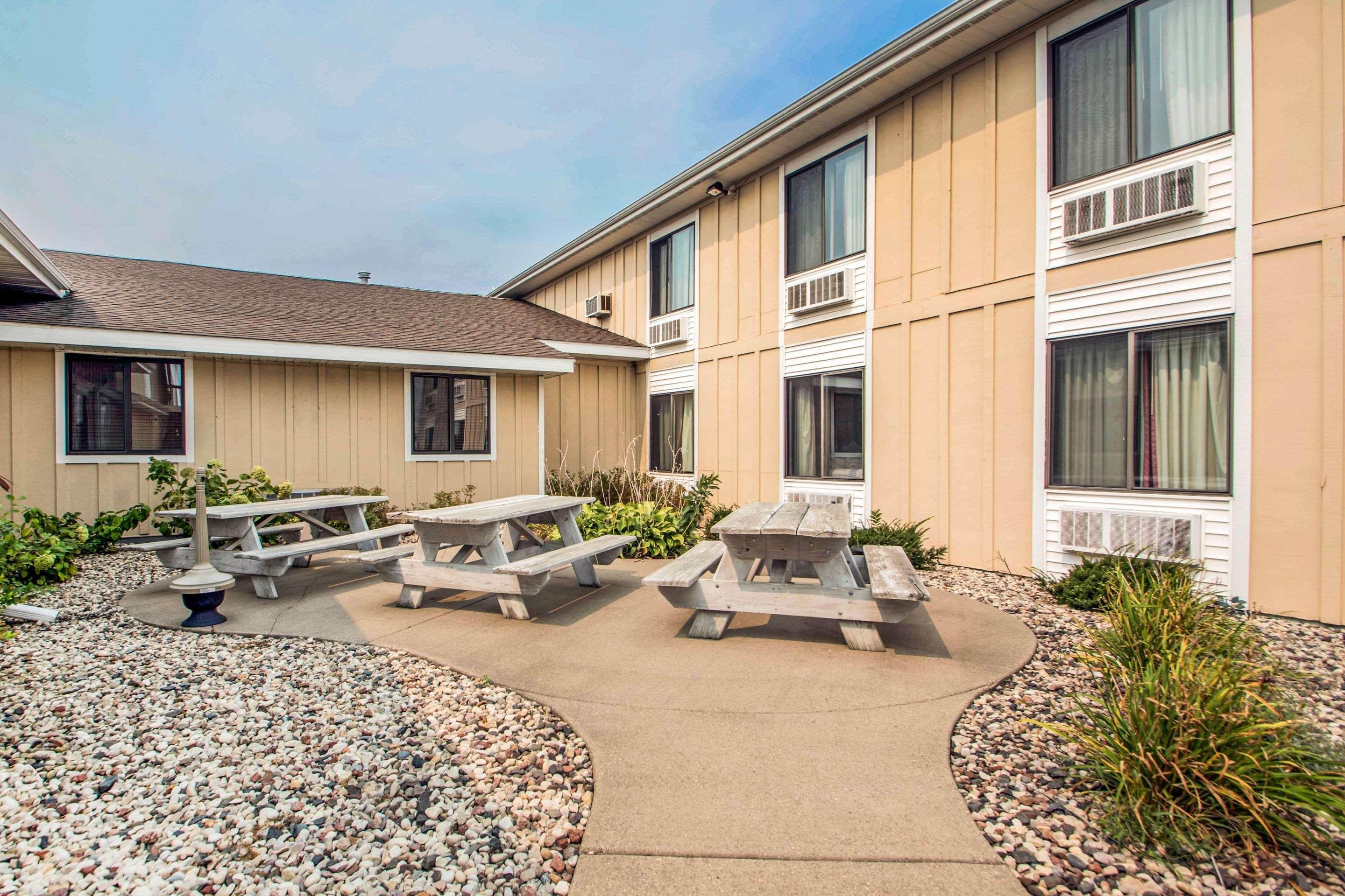 Econo Lodge Tomah Exterior foto